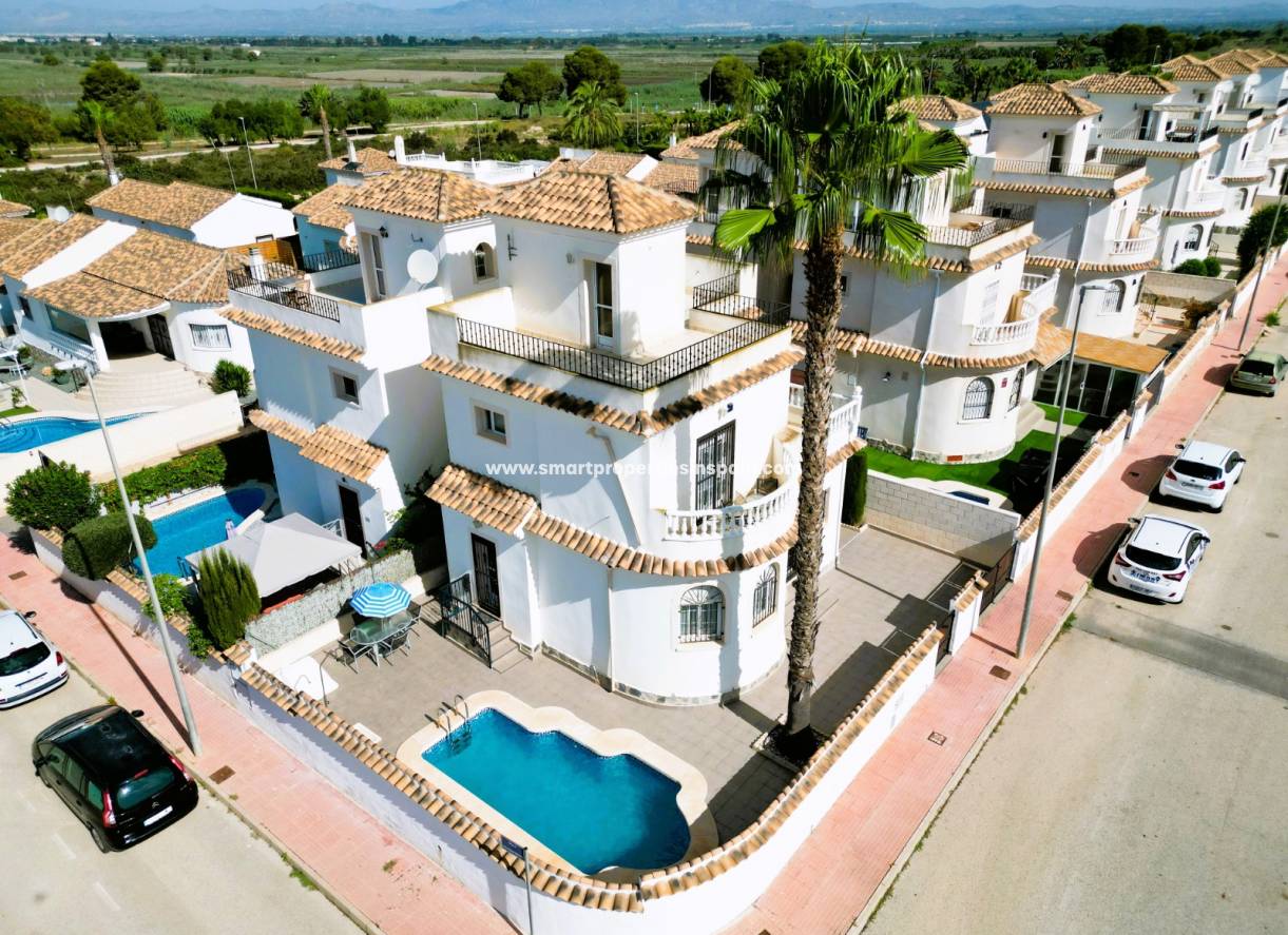 Wederverkoop - Detached Villa - La Marina - Urbanización La Marina