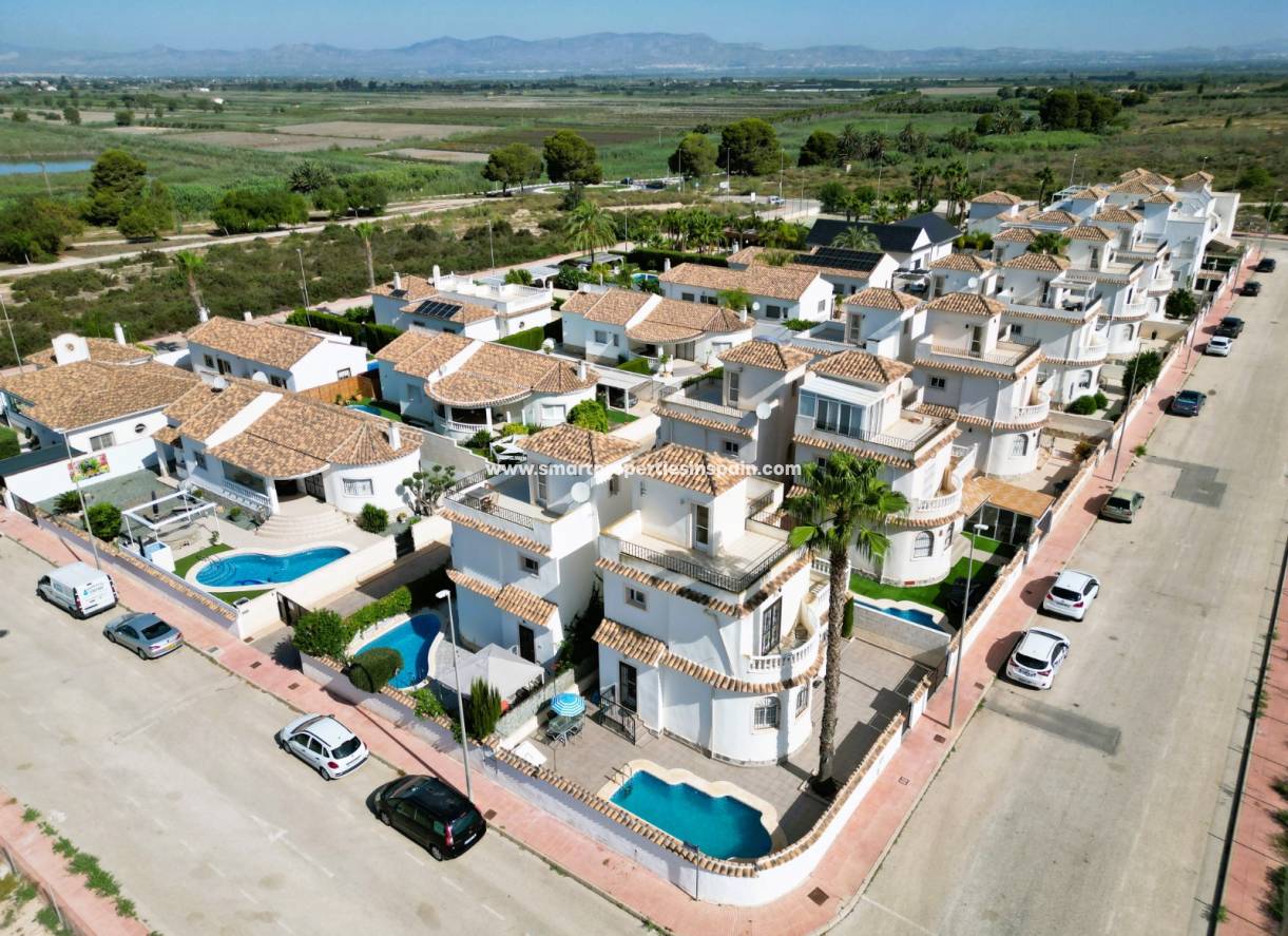 Wederverkoop - Detached Villa - La Marina - Urbanización La Marina