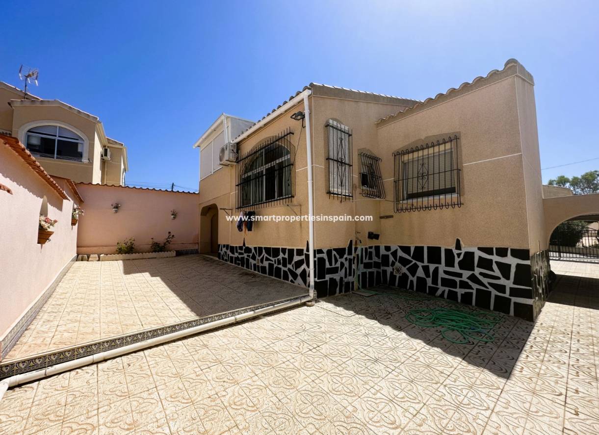 Wederverkoop - Detached Villa - La Marina - Urbanización La Marina