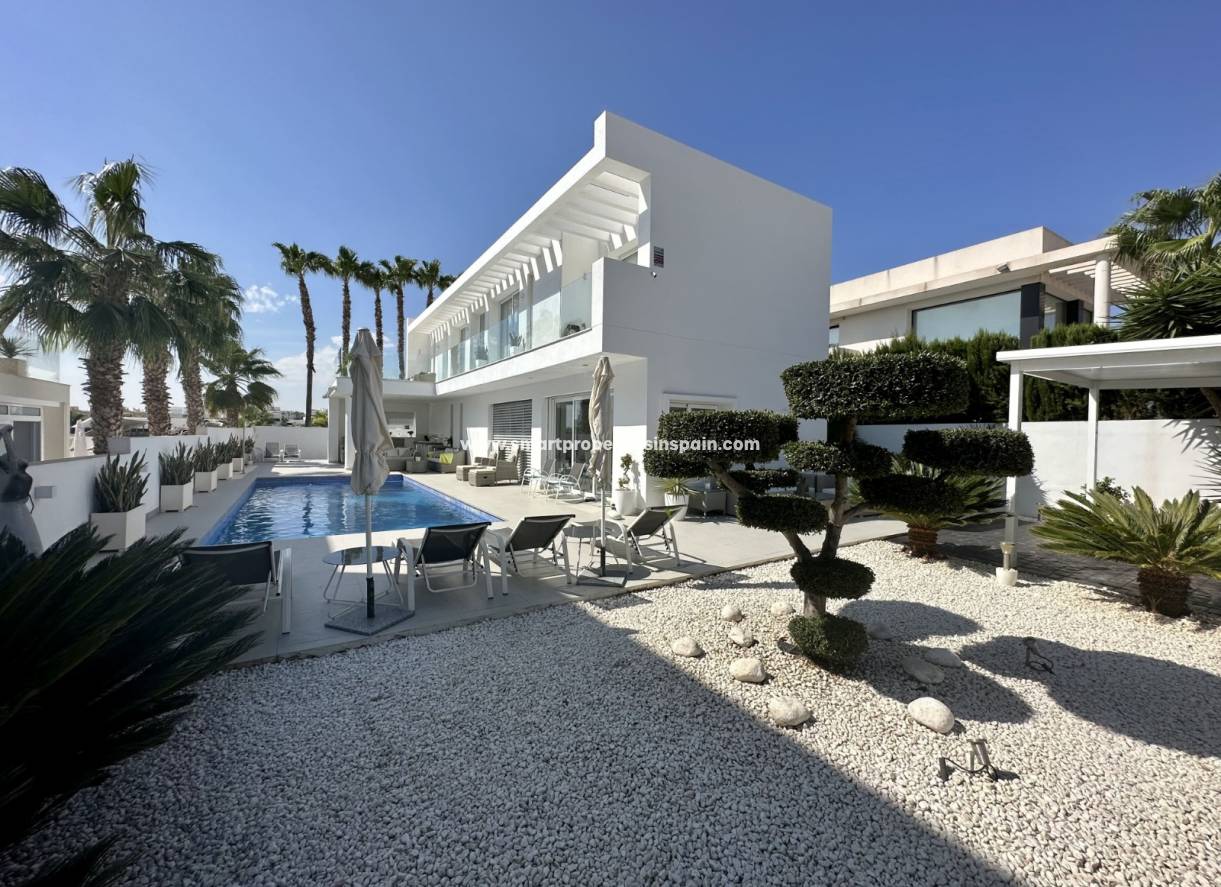 Wederverkoop - Detached Villa - La Marina - Urbanización La Marina