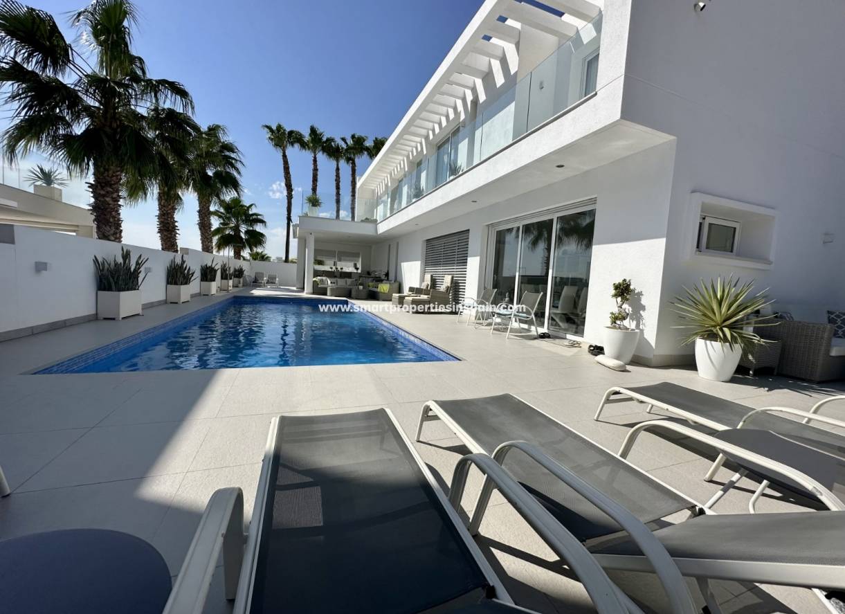 Wederverkoop - Detached Villa - La Marina - Urbanización La Marina
