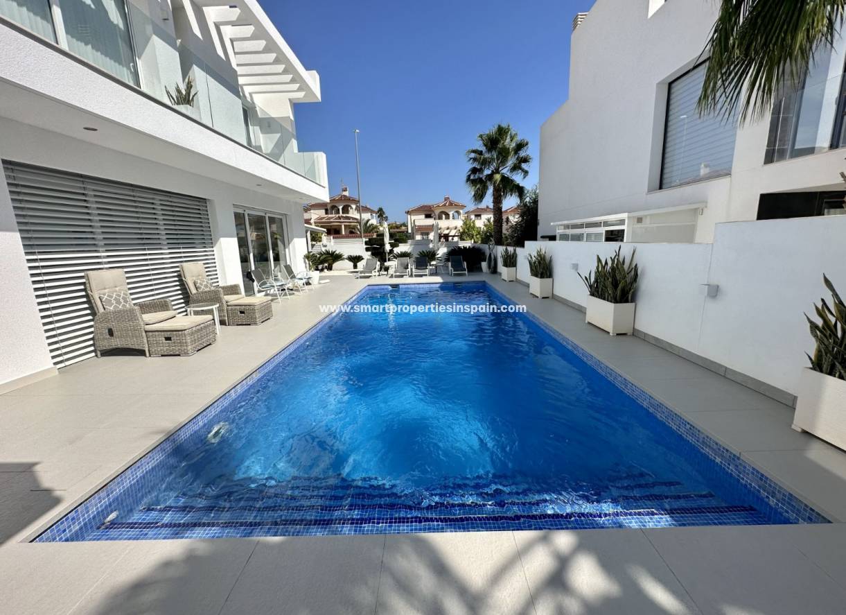 Wederverkoop - Detached Villa - La Marina - Urbanización La Marina