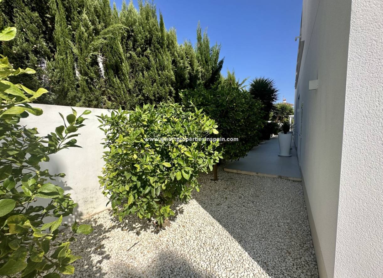 Wederverkoop - Detached Villa - La Marina - Urbanización La Marina