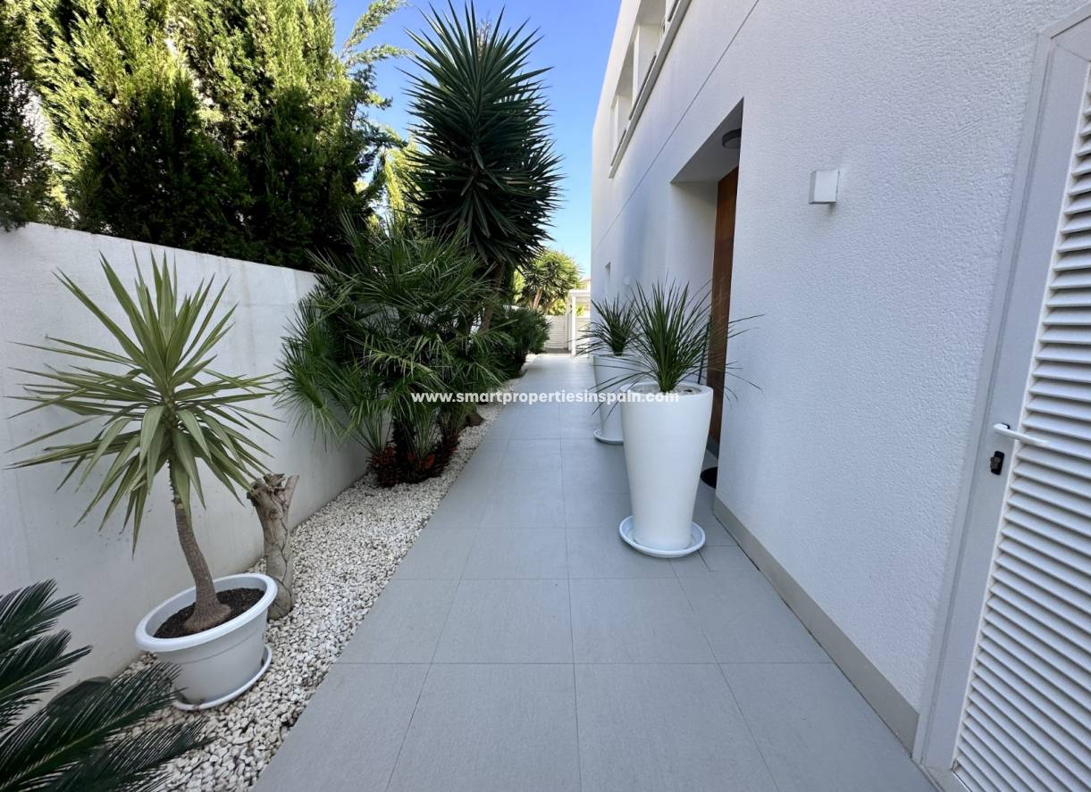 Wederverkoop - Detached Villa - La Marina - Urbanización La Marina