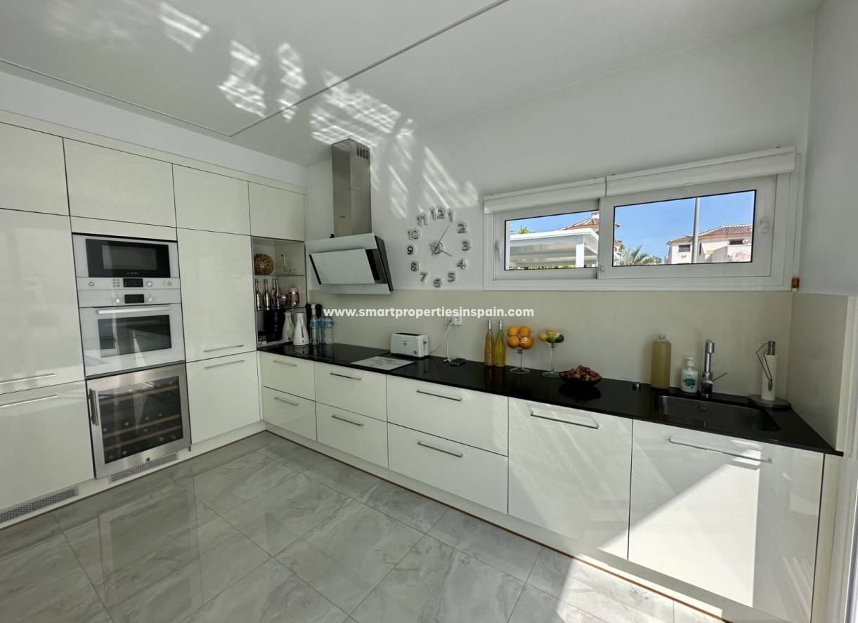 Wederverkoop - Detached Villa - La Marina - Urbanización La Marina