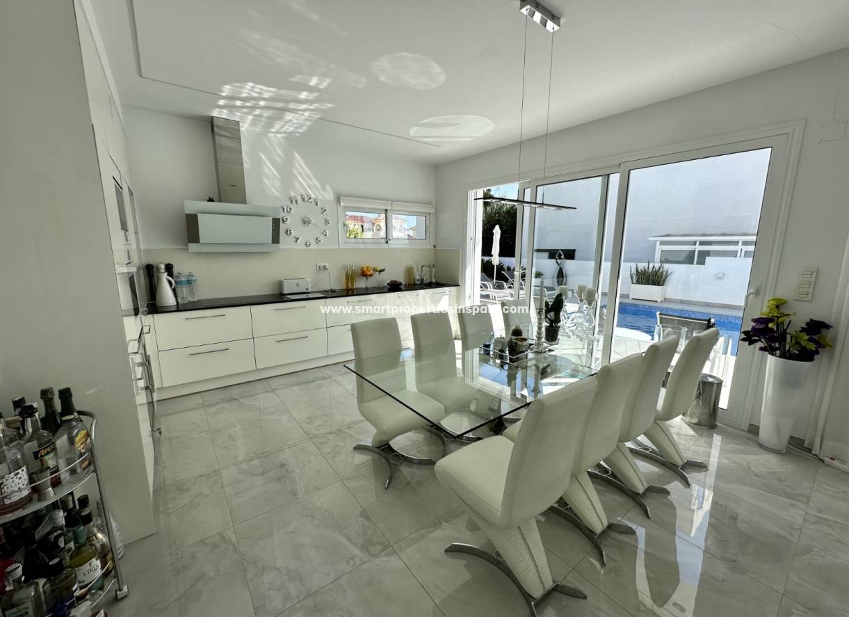 Wederverkoop - Detached Villa - La Marina - Urbanización La Marina