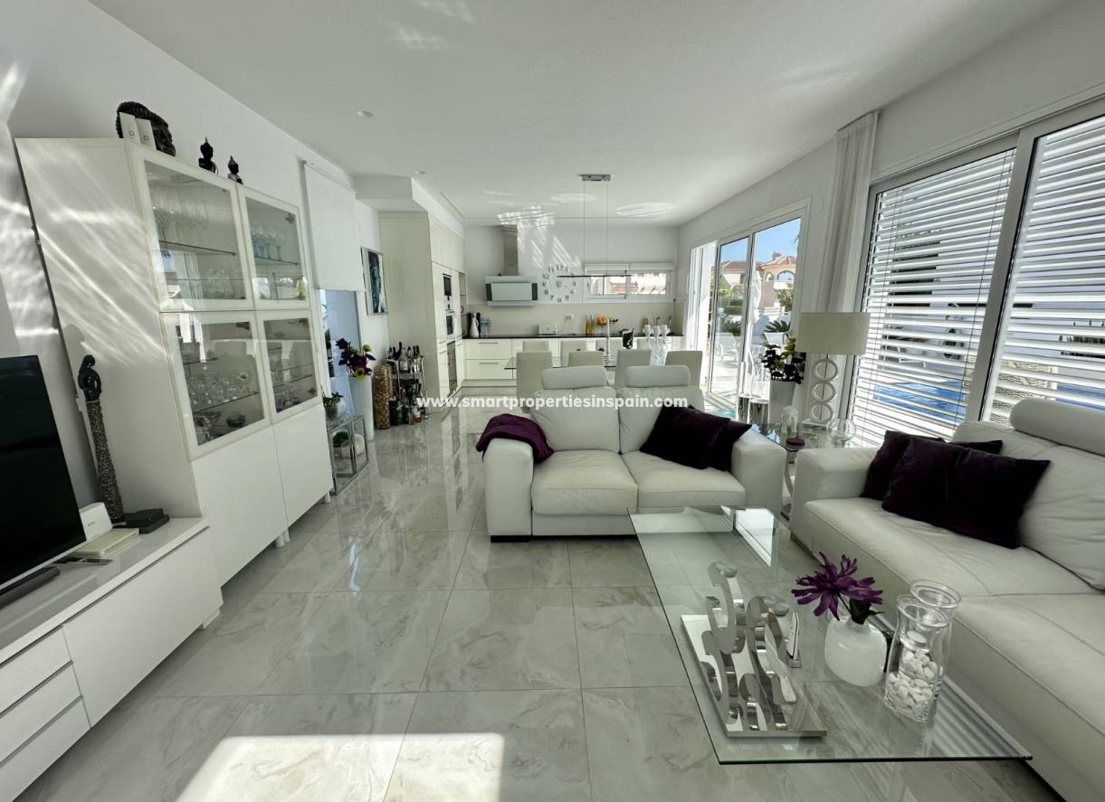 Wederverkoop - Detached Villa - La Marina - Urbanización La Marina