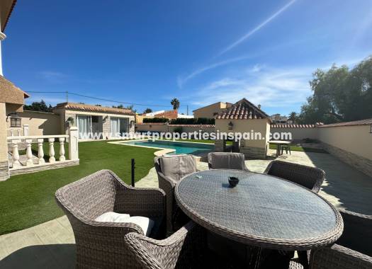 Wederverkoop - Detached Villa - La Marina - Urbanización La Marina