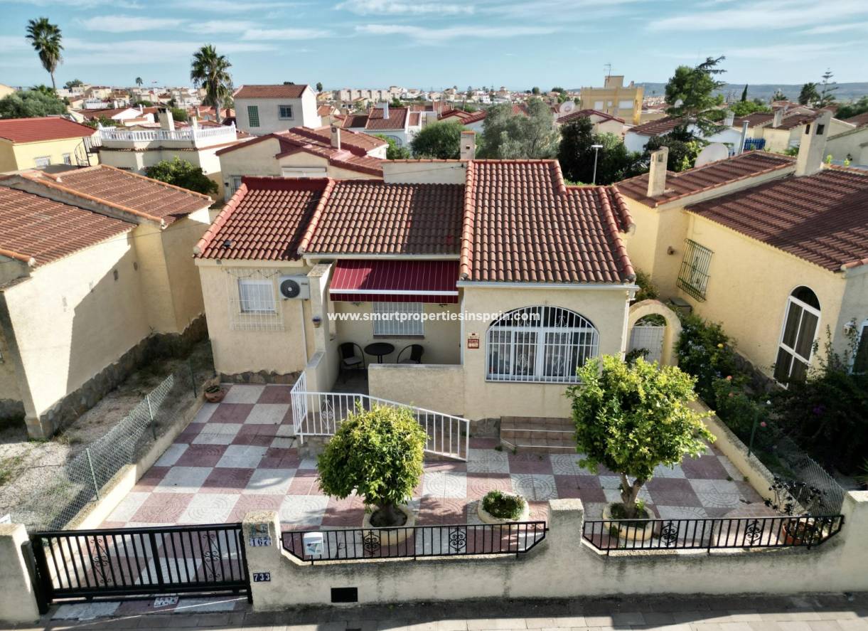 Wederverkoop - Detached Villa - La Marina - Urbanización La Marina
