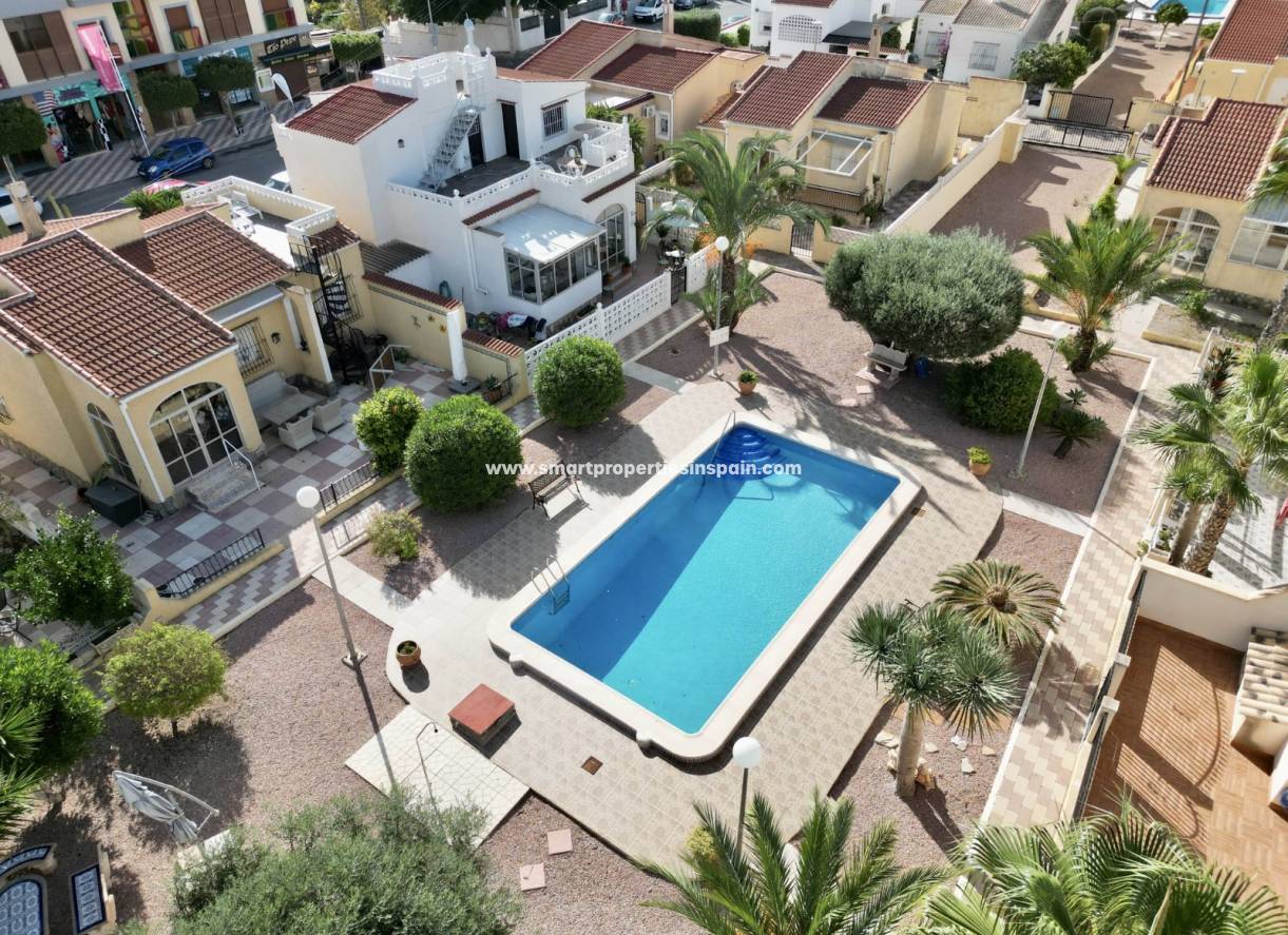 Wederverkoop - Detached Villa - La Marina - Urbanización La Marina