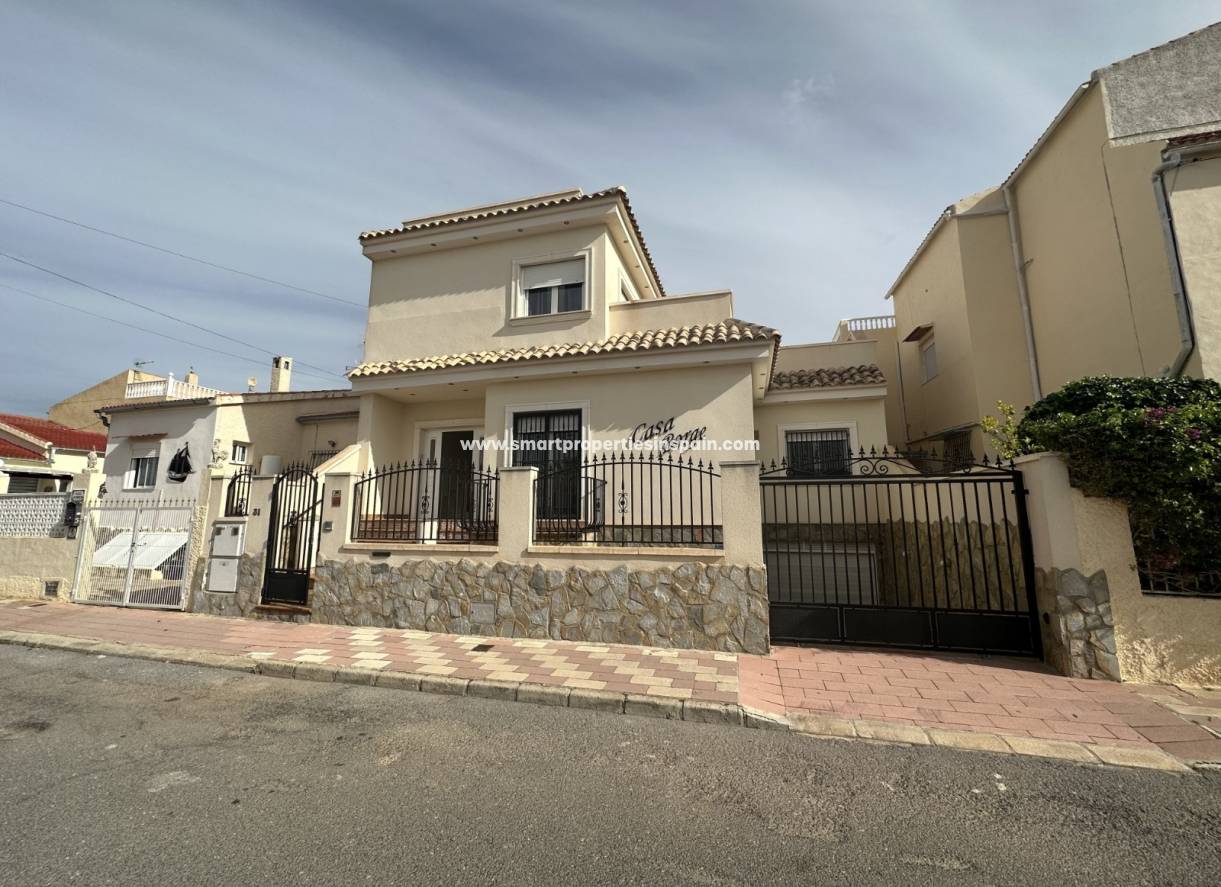 Wederverkoop - Detached Villa - La Marina - Urbanización La Marina