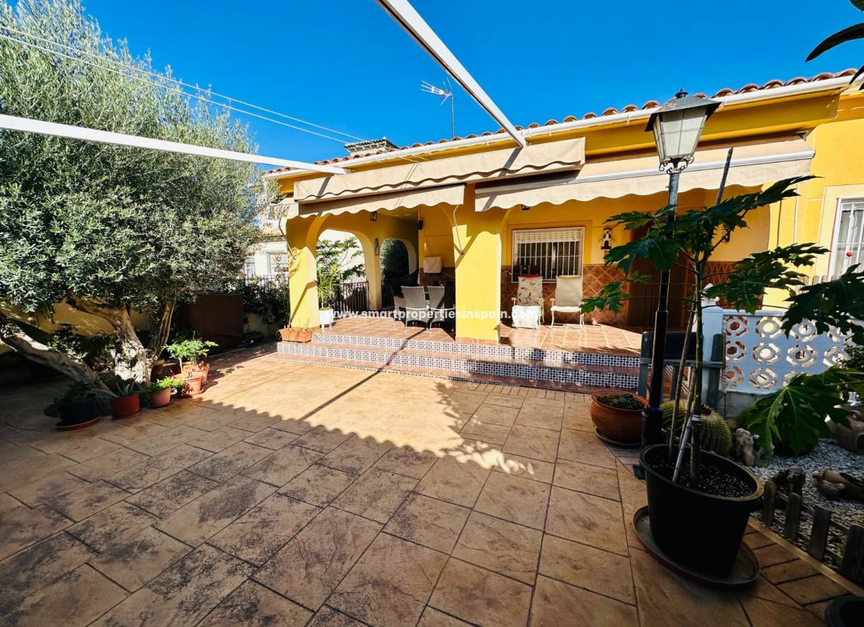 Wederverkoop - Detached Villa - La Marina - Urbanización La Marina