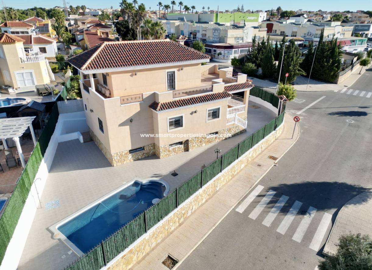 Wederverkoop - Detached Villa - La Marina - Urbanización La Marina