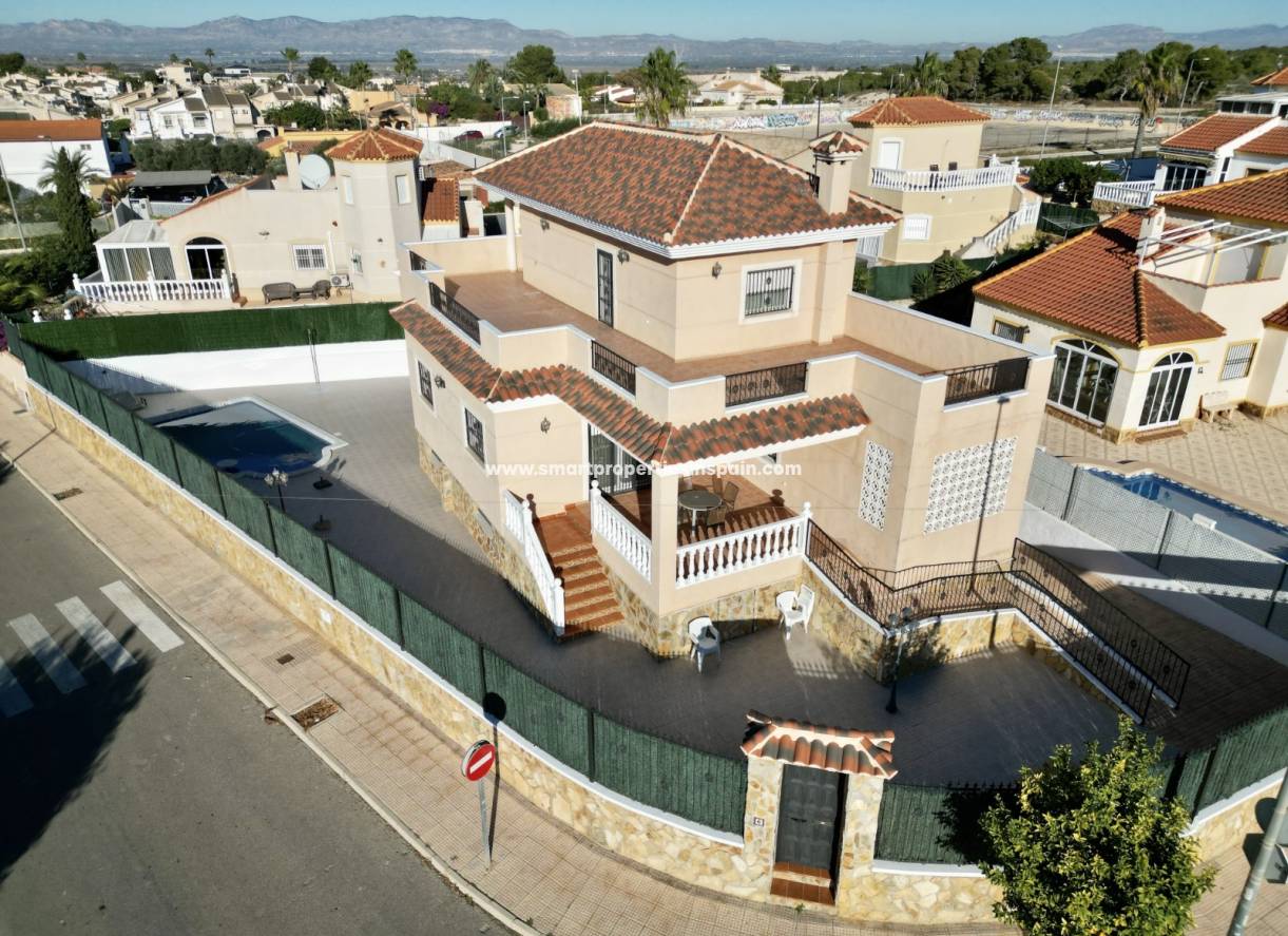 Wederverkoop - Detached Villa - La Marina - Urbanización La Marina