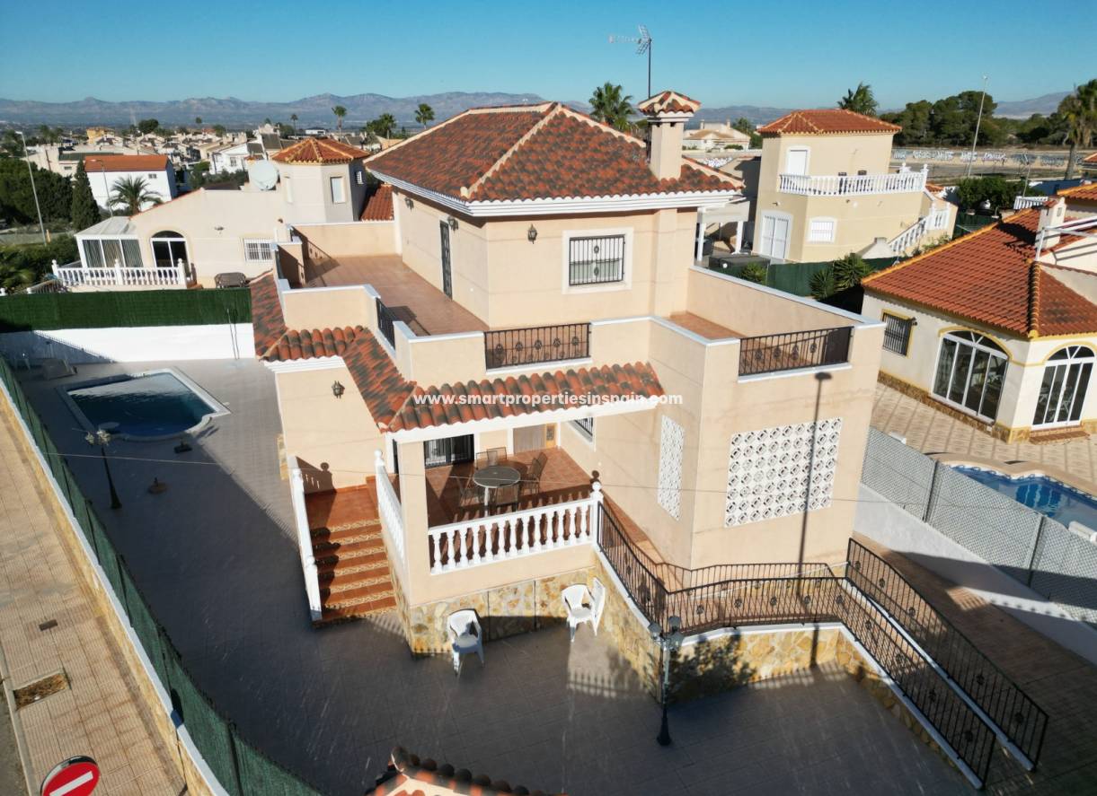 Wederverkoop - Detached Villa - La Marina - Urbanización La Marina