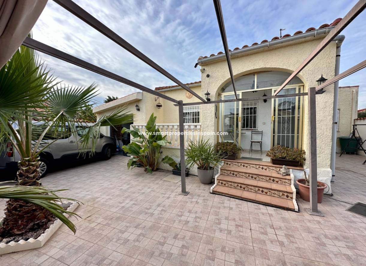 Wederverkoop - Detached Villa - La Marina - Urbanización La Marina
