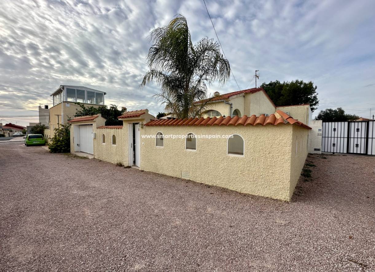 Wederverkoop - Detached Villa - La Marina - Urbanización La Marina