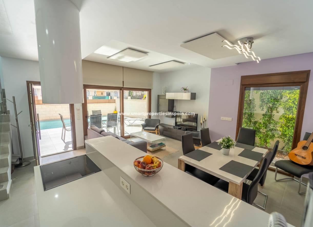 Wederverkoop - Detached Villa - La Marina - Urbanización La Marina