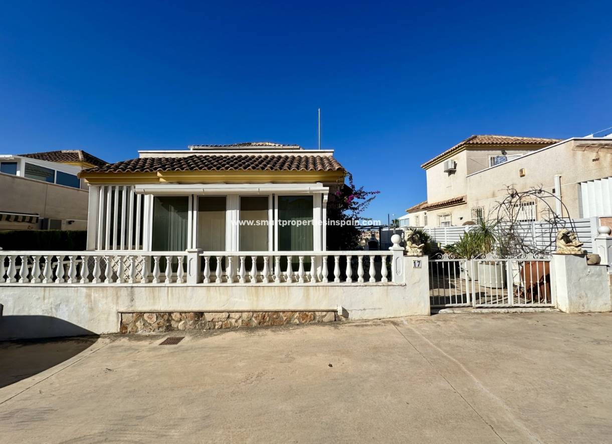 Wederverkoop - Detached Villa - La Marina - Urbanización La Marina