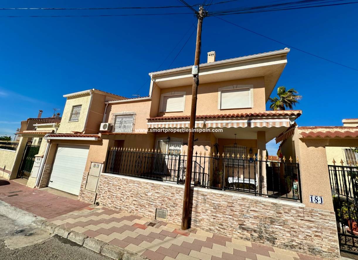 Wederverkoop - Detached Villa - La Marina - Urbanización La Marina