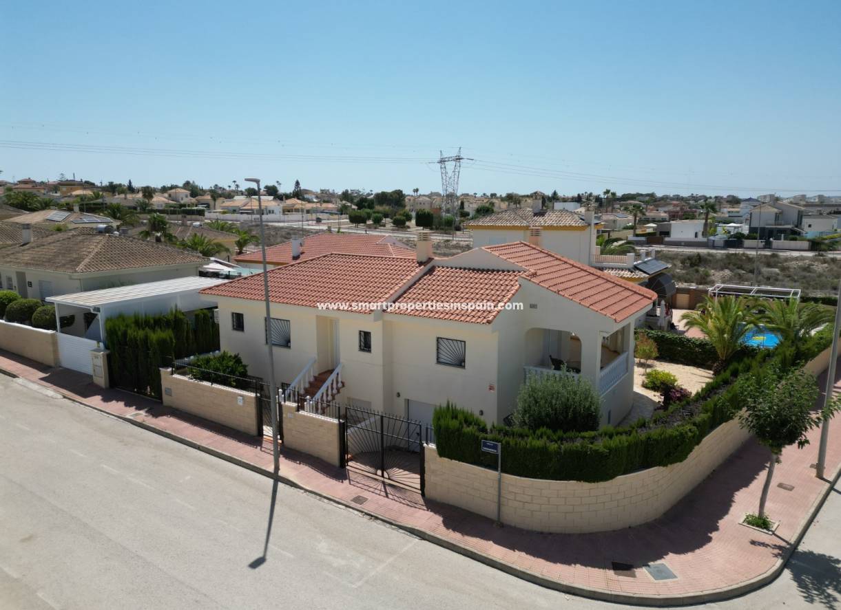 Wederverkoop - Detached Villa - La Marina - Urbanización La Marina