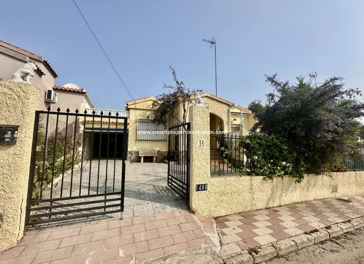 Wederverkoop - Detached Villa - La Marina - Urbanización La Marina