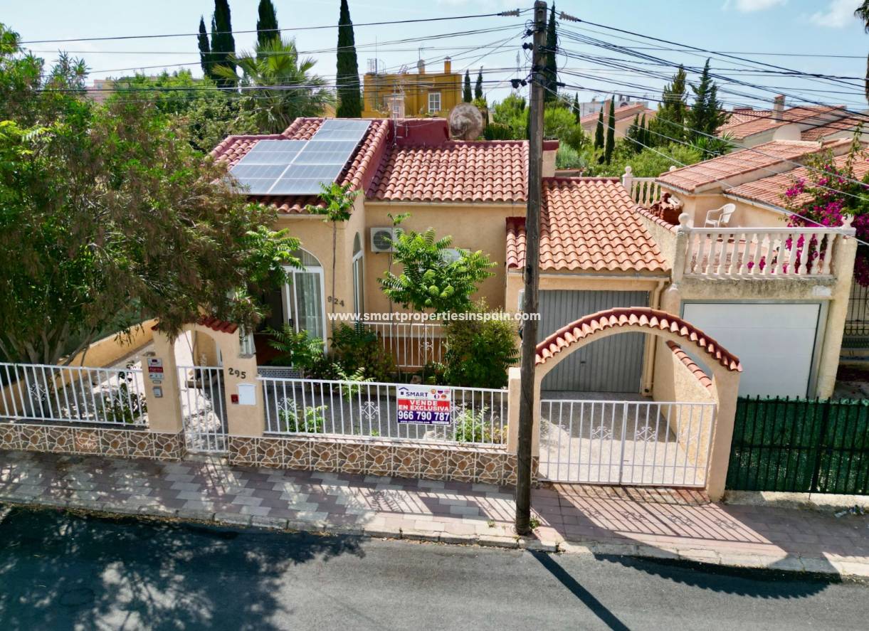 Wederverkoop - Detached Villa - La Marina - Urbanización La Marina