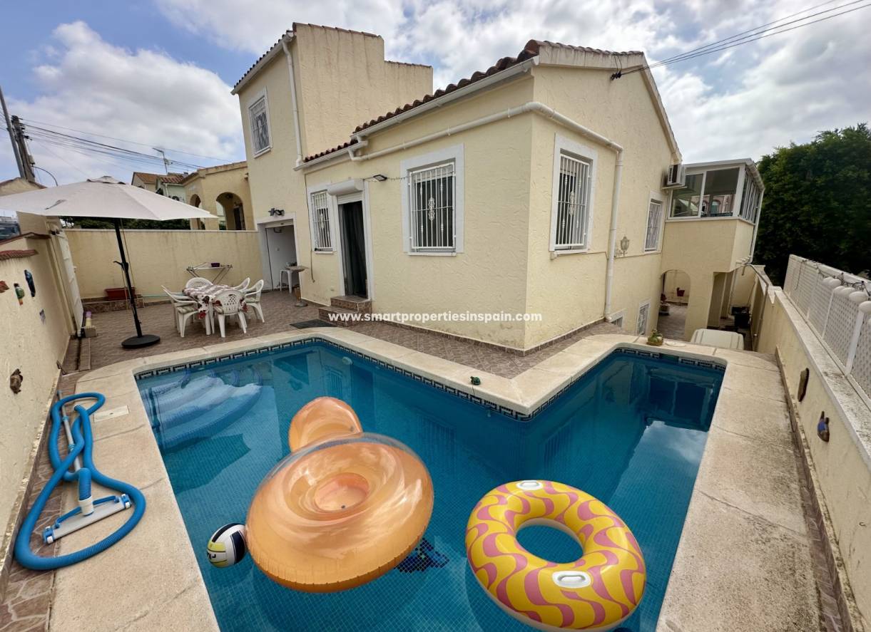 Wederverkoop - Detached Villa - La Marina - Urbanización La Marina
