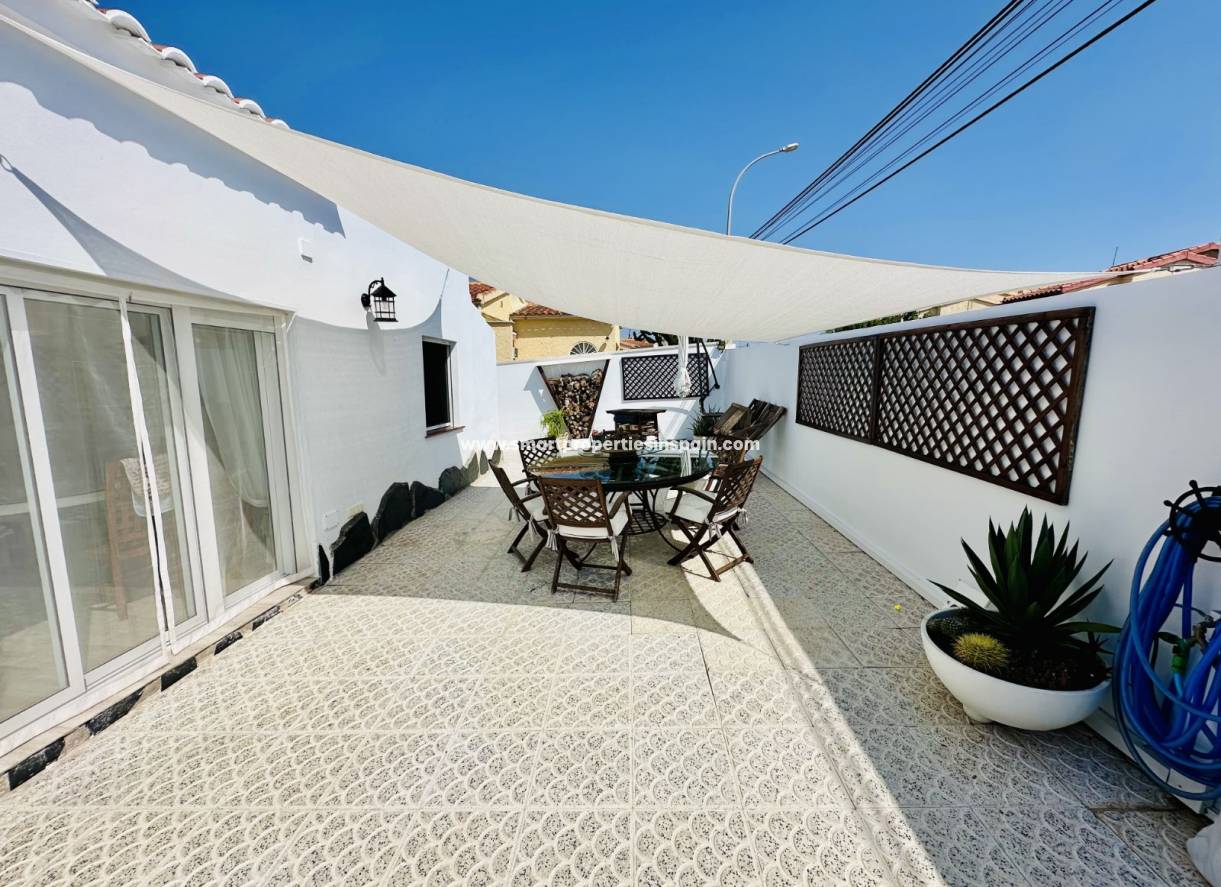 Wederverkoop - Detached Villa - La Marina - Urbanización La Marina
