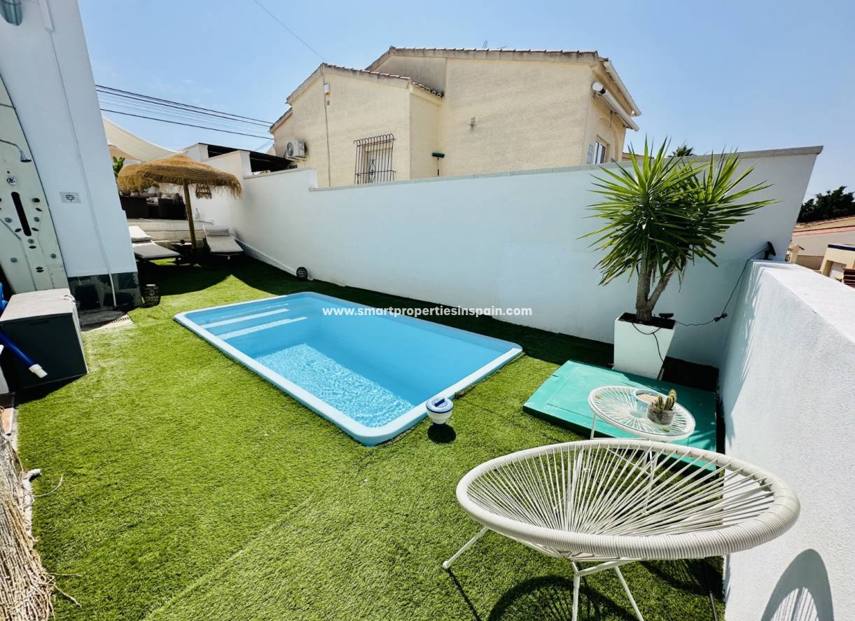 Wederverkoop - Detached Villa - La Marina - Urbanización La Marina