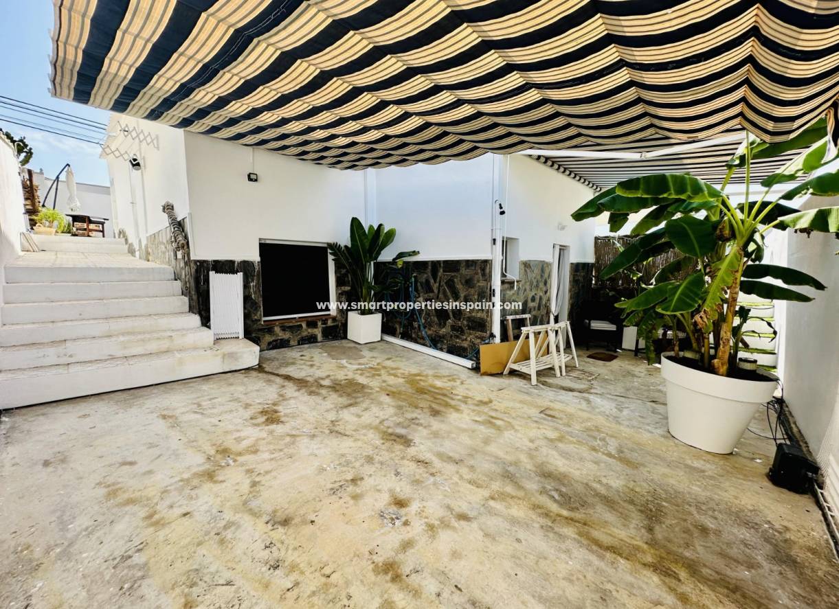 Wederverkoop - Detached Villa - La Marina - Urbanización La Marina
