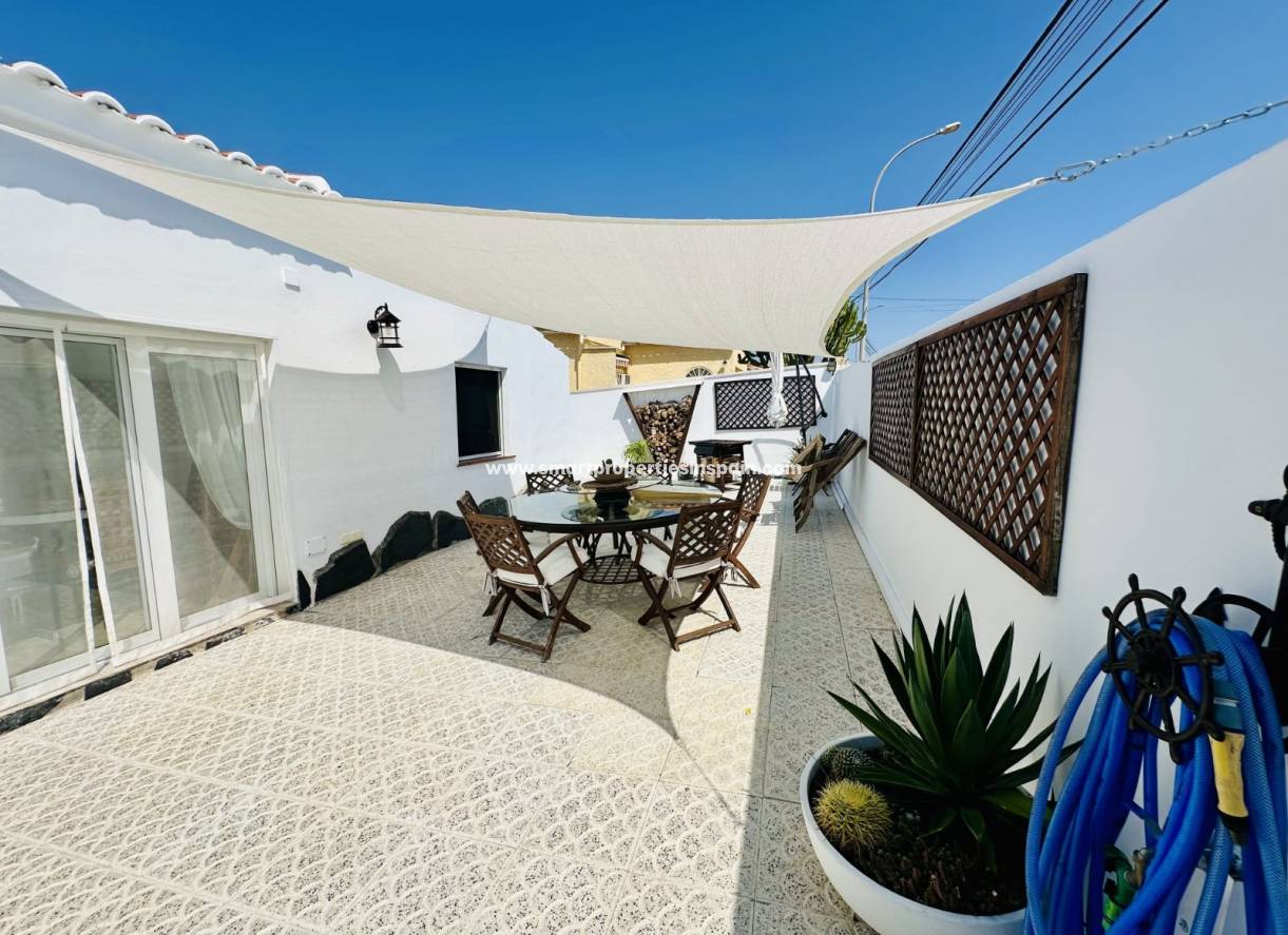 Wederverkoop - Detached Villa - La Marina - Urbanización La Marina