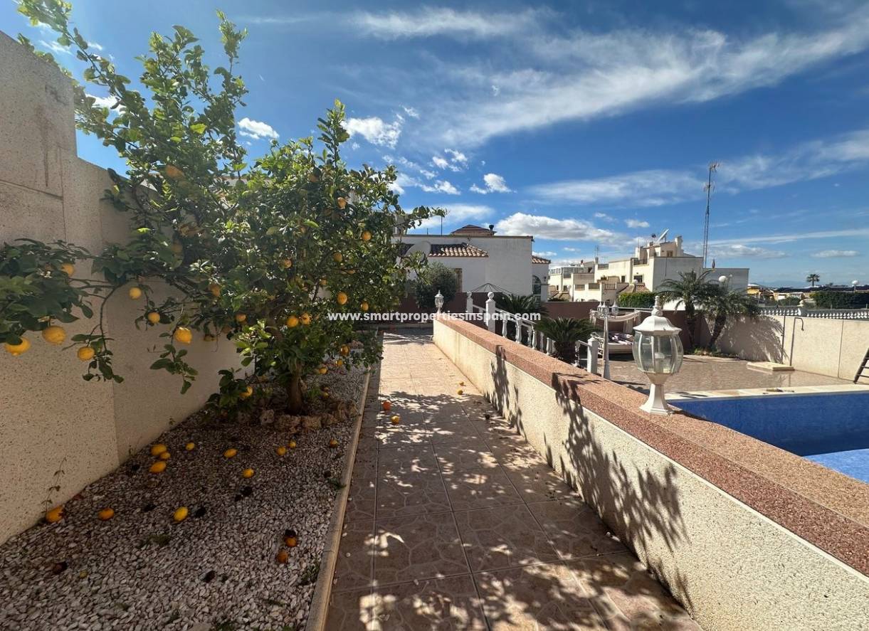 Wederverkoop - Detached Villa - La Marina - Urbanización La Marina