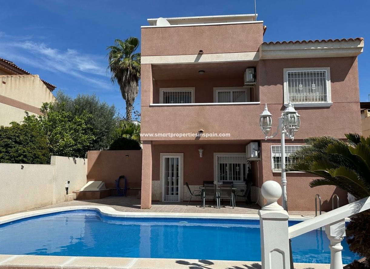 Wederverkoop - Detached Villa - La Marina - Urbanización La Marina