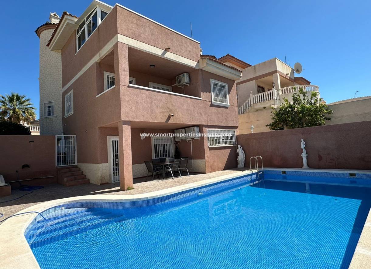 Wederverkoop - Detached Villa - La Marina - Urbanización La Marina