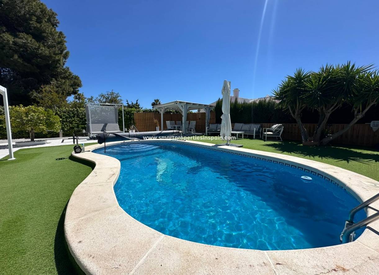 Wederverkoop - Detached Villa - La Marina - Urbanización La Marina