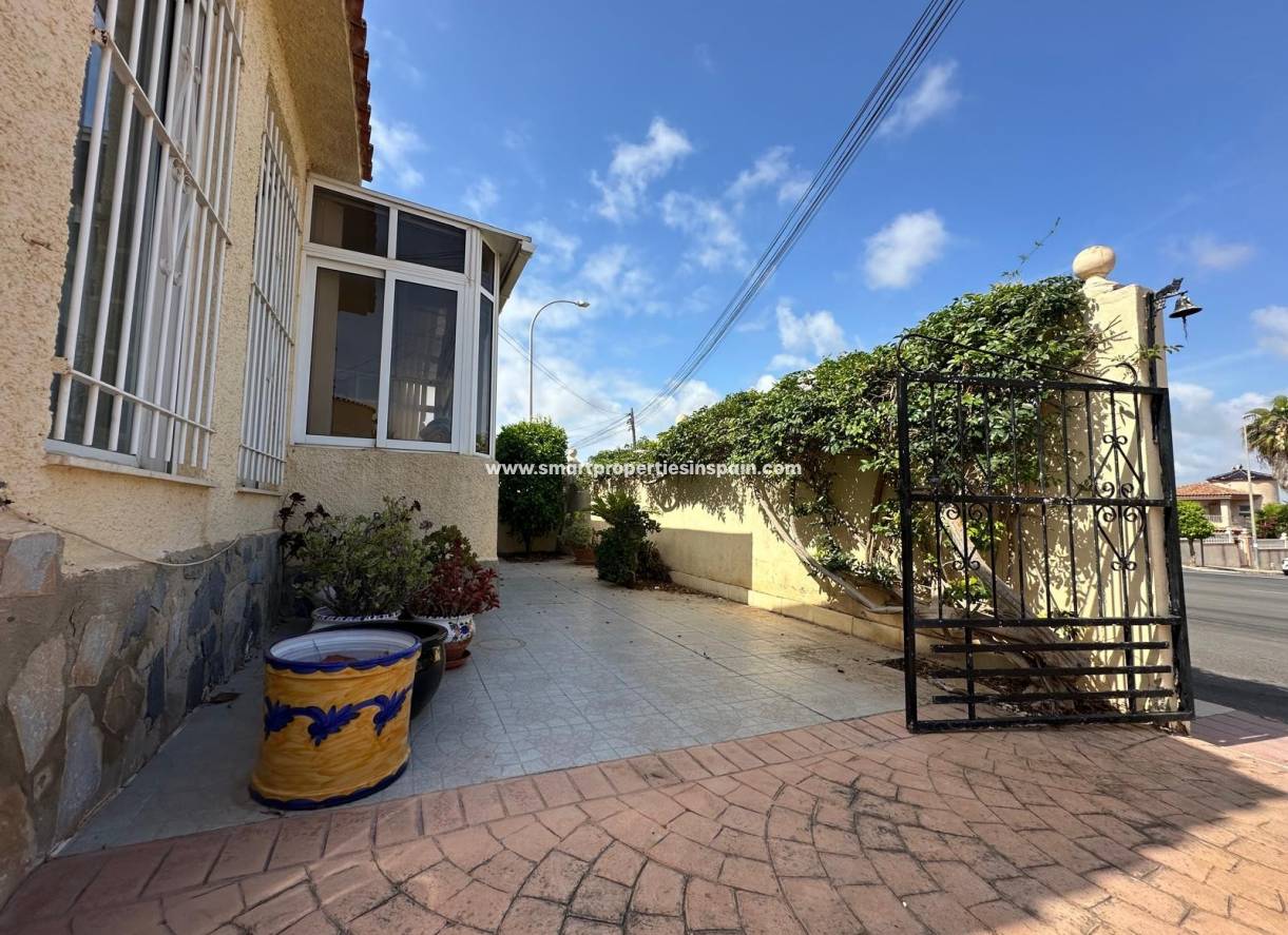 Wederverkoop - Detached Villa - La Marina - Urbanización La Marina