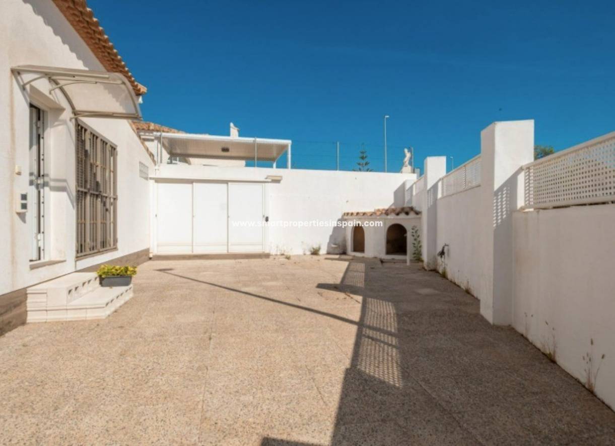 Wederverkoop - Detached Villa - La Marina - Urbanización La Marina