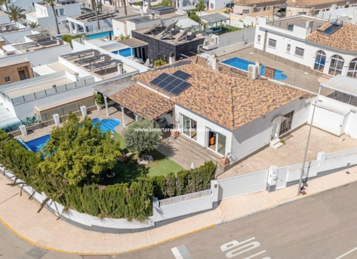 Wederverkoop - Detached Villa - La Marina - Urbanización La Marina