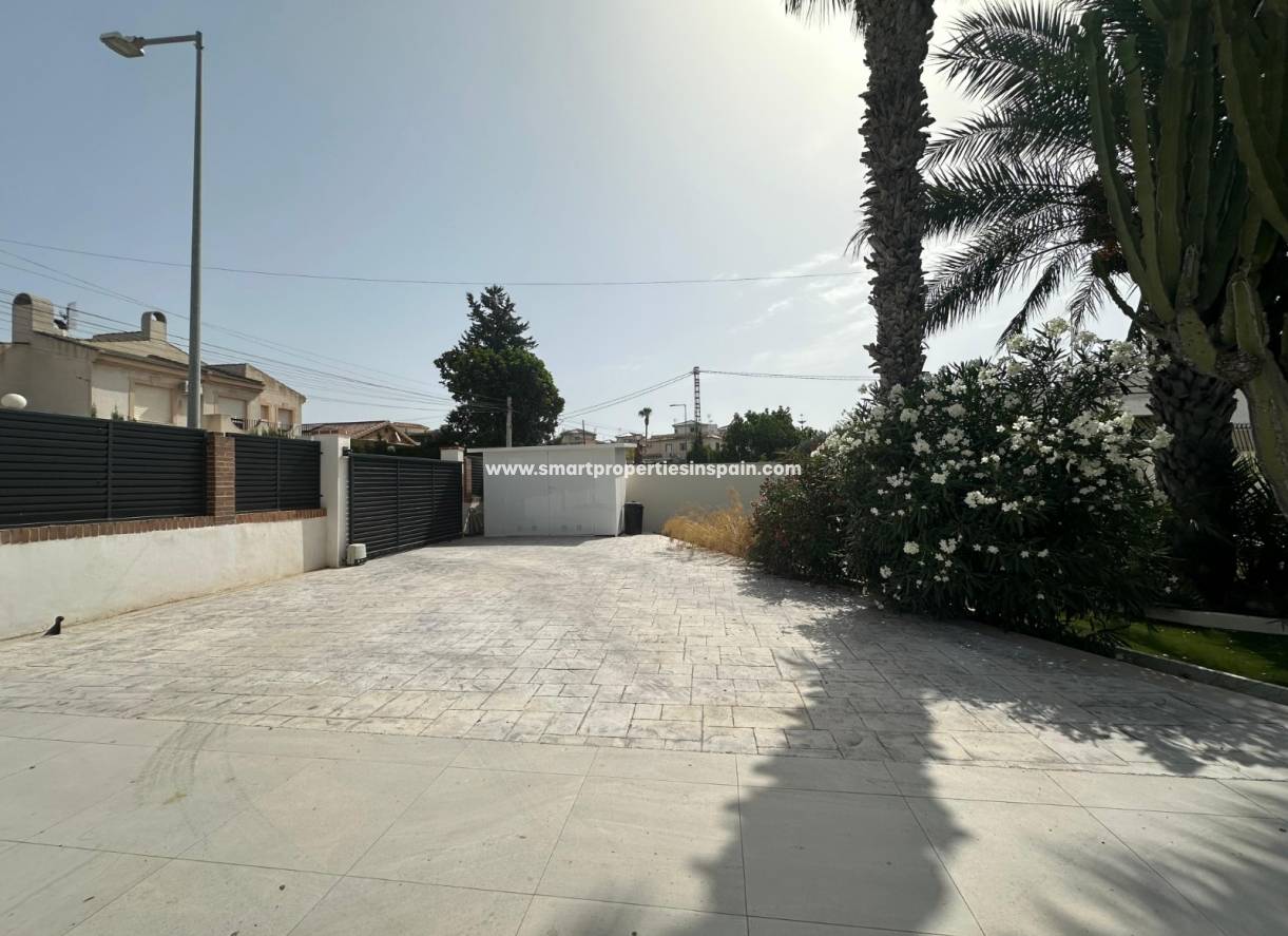 Wederverkoop - Detached Villa - La Marina - Urbanización La Marina