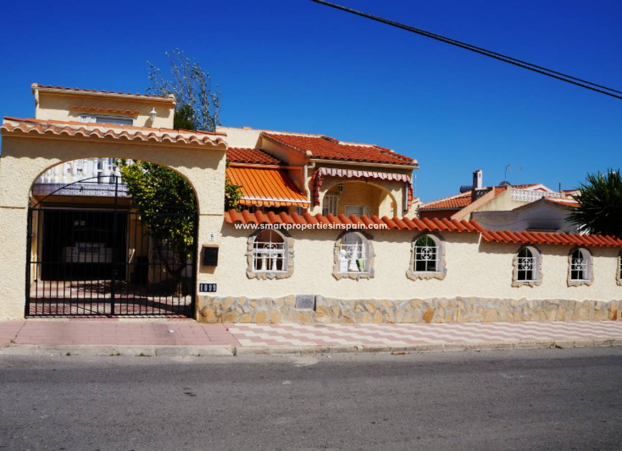 Wederverkoop - Detached Villa - La Marina - Urbanización La Marina