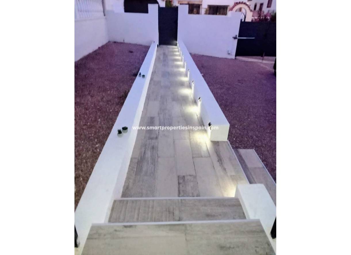 Wederverkoop - Semi Detached Villa - La Marina - Urbanización La Marina