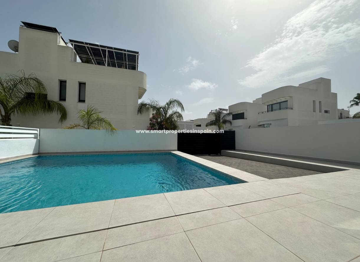 Wederverkoop - Semi Detached Villa - La Marina - Urbanización La Marina