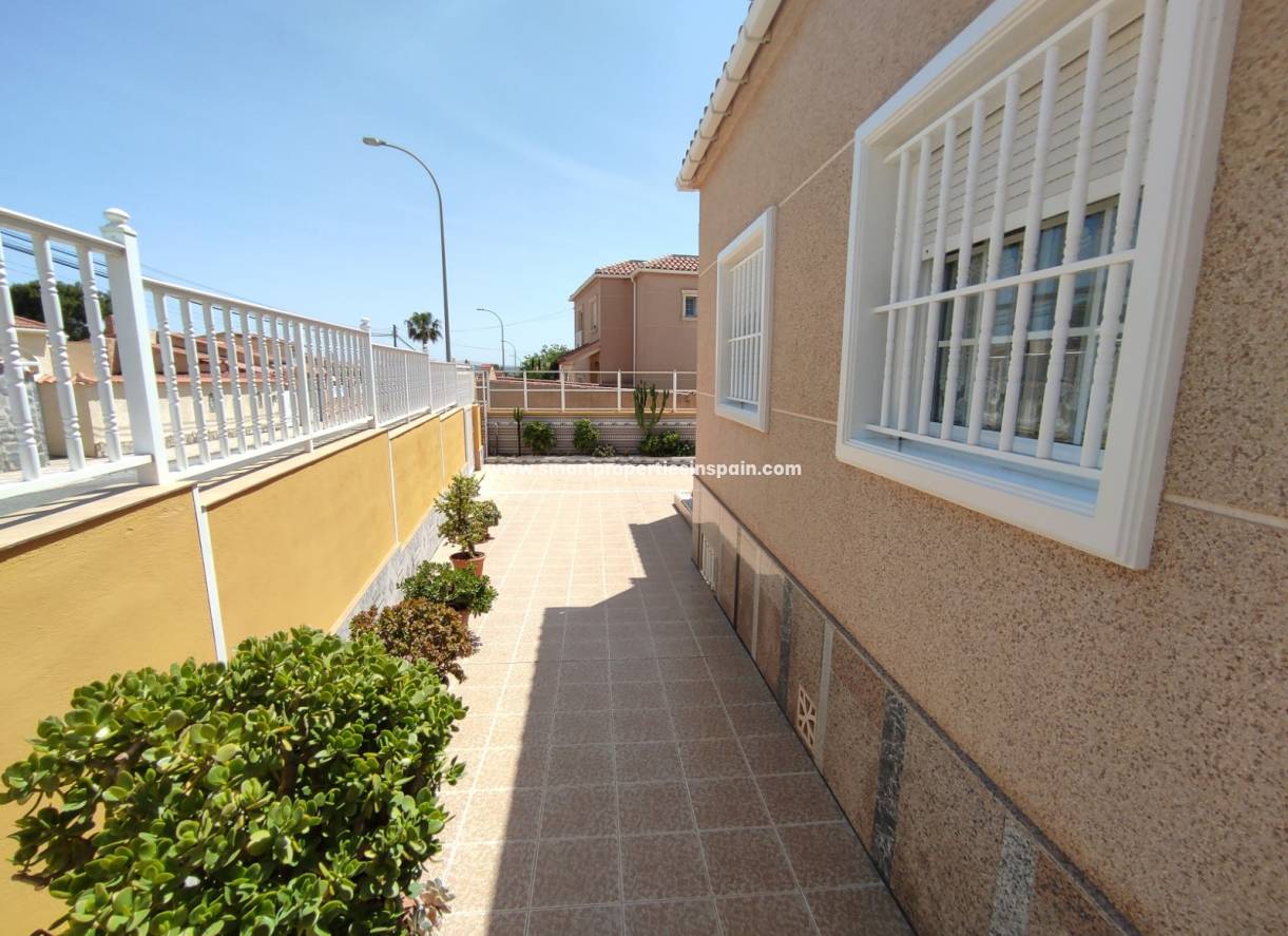Wiederverkauf - Freistehendes Haus - La Marina - Urbanización La Marina