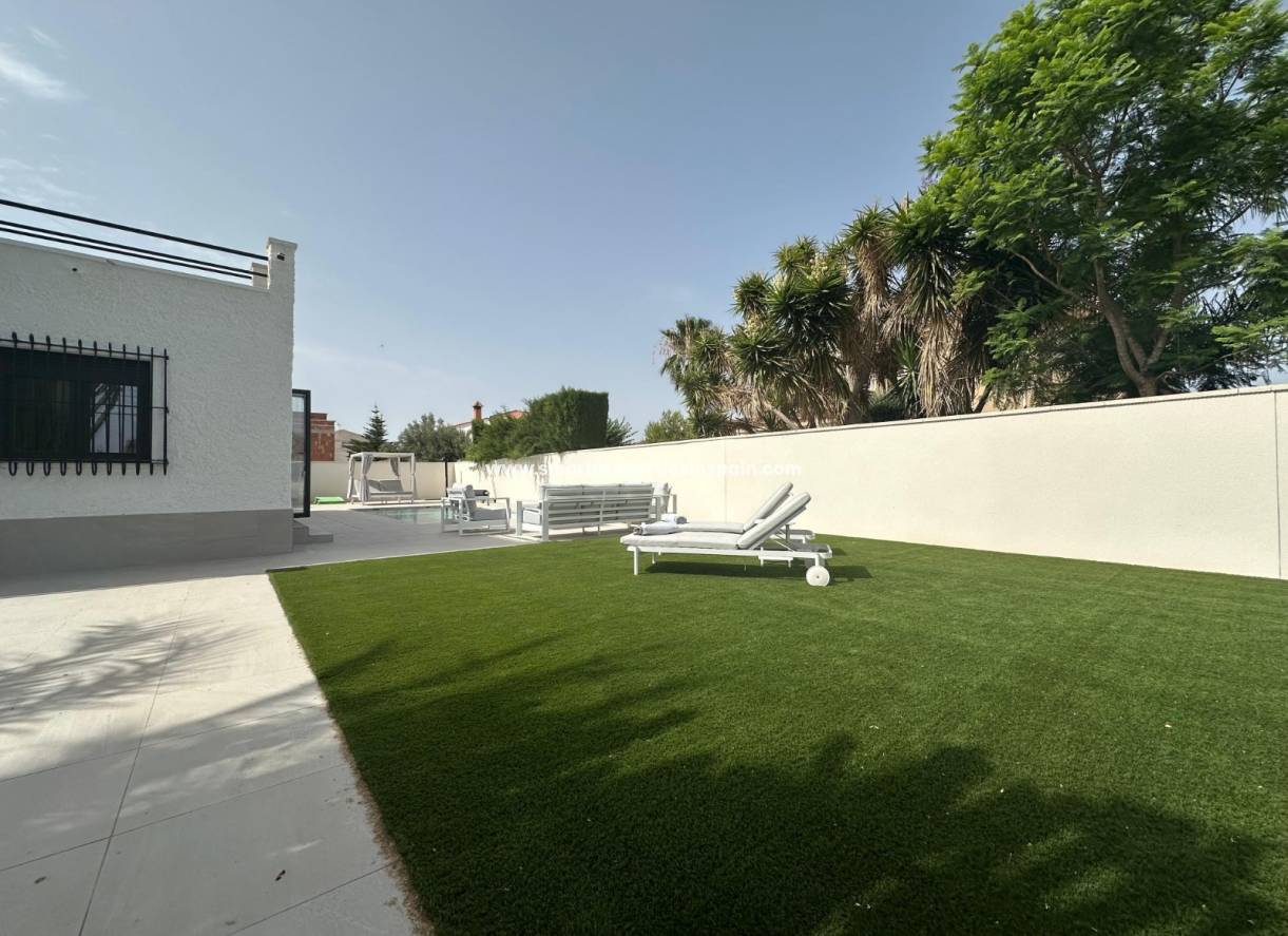 Wiederverkauf - Freistehendes Haus - La Marina - Urbanización La Marina