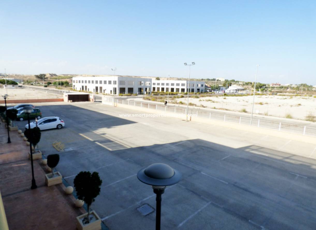 Wiederverkauf - kommerziell - La Marina - Urbanización La Marina