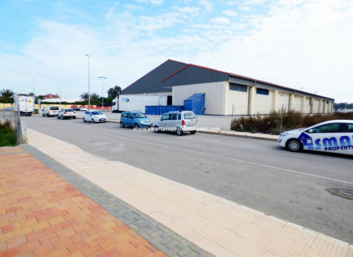 Wiederverkauf - kommerziell - La Marina - Urbanización La Marina