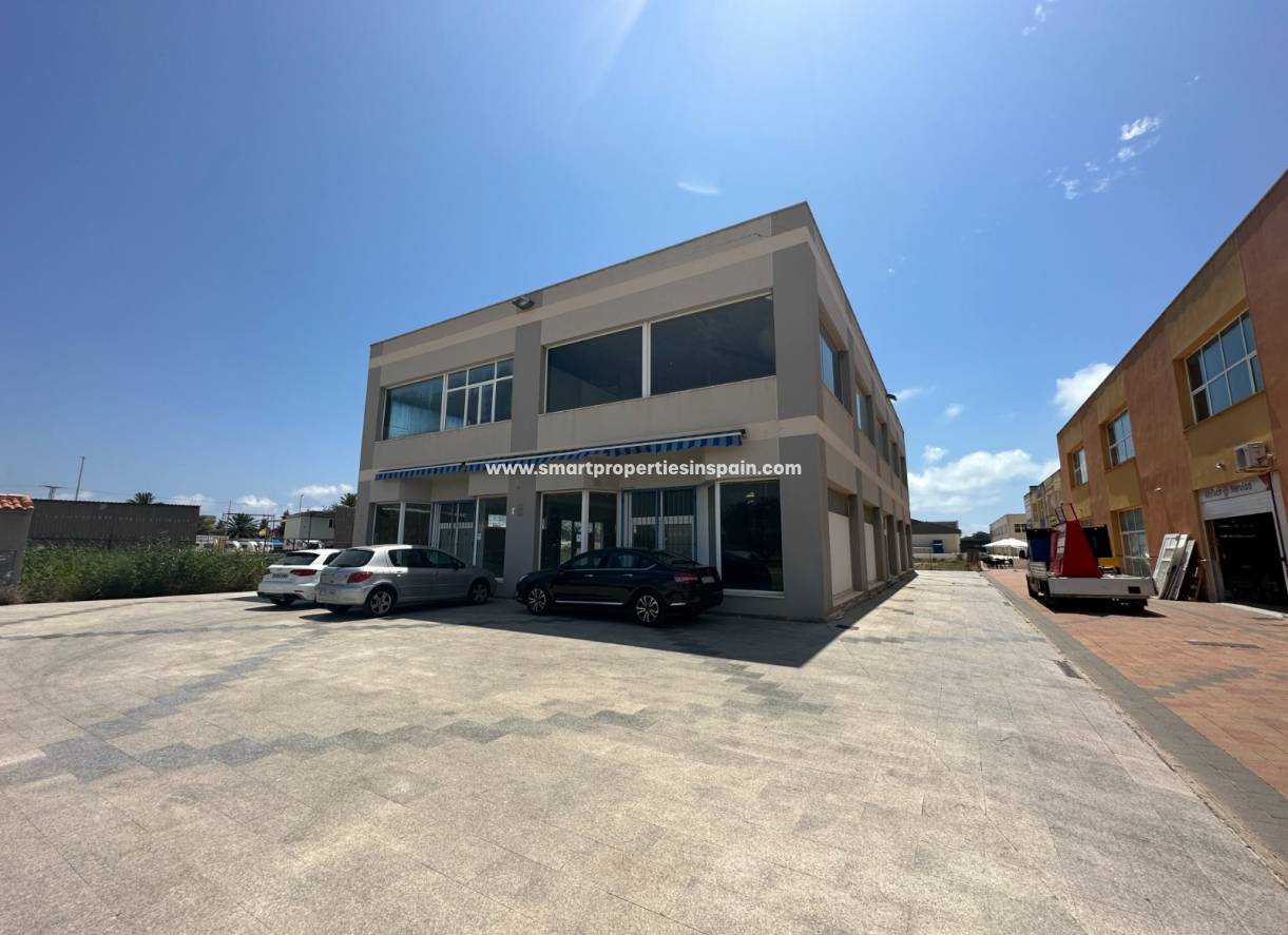 Wiederverkauf - kommerziell - La Marina - Urbanización La Marina