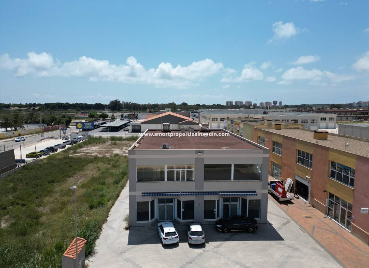 Wiederverkauf - kommerziell - La Marina - Urbanización La Marina