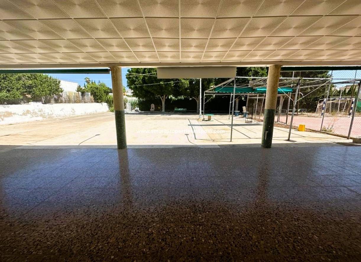 Wiederverkauf - kommerziell - La Marina - Urbanización La Marina